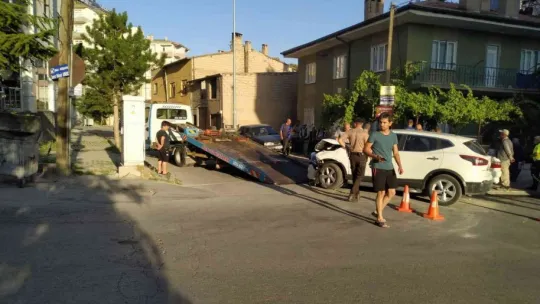 Develi'de otomobil evin bahçesine girdi