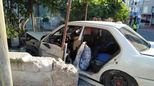 Develi'de otomobil evin bahçesine girdi