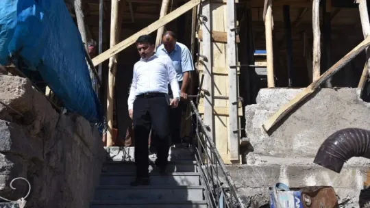 Develi Kaymakamı Tunç, evi yanan aileyi ziyaret etti