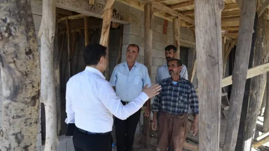 Develi Kaymakamı Tunç, evi yanan aileyi ziyaret etti