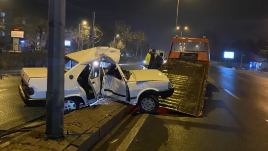 Direğe çarpan otomobil ortadan ikiye büküldü: 4 yaralı