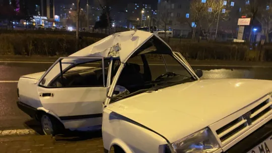 Direğe çarpan otomobil ortadan ikiye büküldü: 4 yaralı