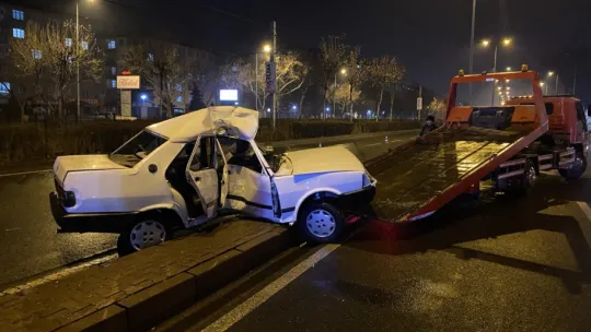 Direğe çarpan otomobil ortadan ikiye büküldü: 4 yaralı