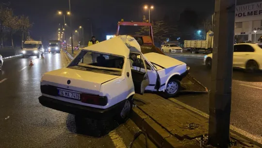 Direğe çarpan otomobil ortadan ikiye büküldü: 4 yaralı