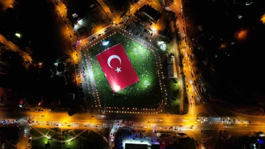 Dünyanın en büyük Türk bayrağı Kayseri'de açıldı