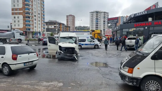 Duramayan tır, 5 aracı biçti: 9 yaralı