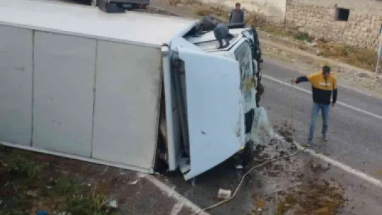 Duvara Çarpan Kamyon Devrildi