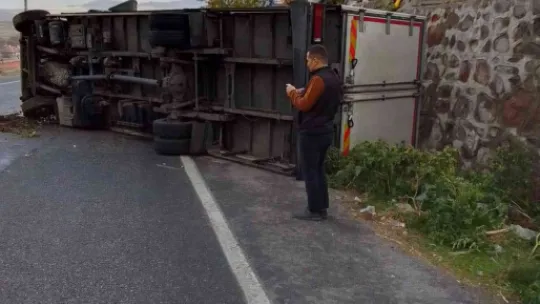 Duvara Çarpan Kamyon Devrildi