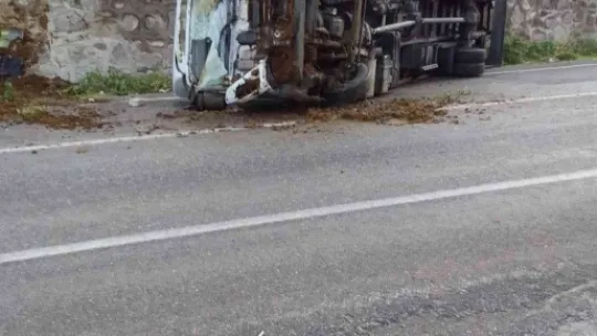 Duvara Çarpan Kamyon Devrildi