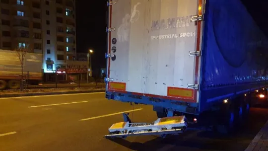 Ehliyetsiz genç tıra arkadan çarptı, arkadaşının cansız bedeni ile yola devam etti