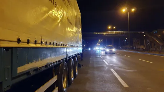 Ehliyetsiz genç tıra arkadan çarptı, arkadaşının cansız bedeni ile yola devam etti