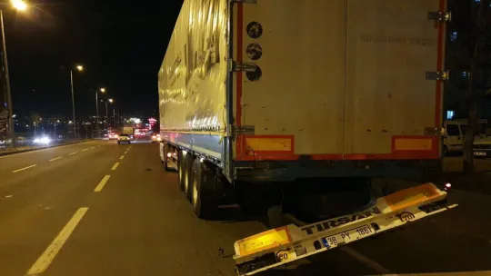 Ehliyetsiz genç tıra arkadan çarptı, arkadaşının cansız bedeni ile yola devam etti