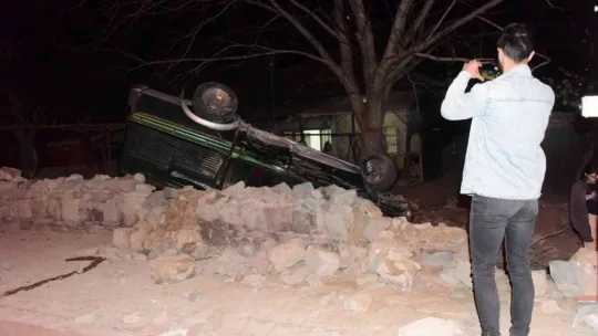 Ehliyetsiz sürücünün kullandığı araç müstakil evin bahçesine uçtu: 6 yaralı