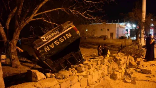 Ehliyetsiz sürücünün kullandığı araç müstakil evin bahçesine uçtu: 6 yaralı