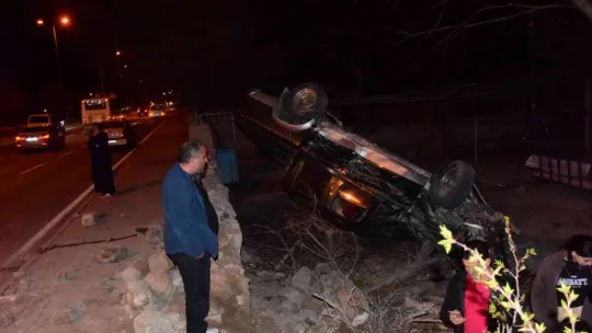 Ehliyetsiz sürücünün kullandığı araç müstakil evin bahçesine uçtu: 6 yaralı