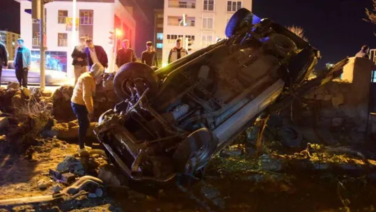 Ehliyetsiz sürücünün kullandığı araç müstakil evin bahçesine uçtu: 6 yaralı