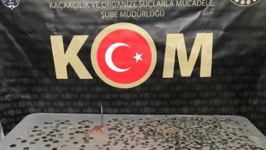 Buzdolabından gizlenmiş suikast silahı ve 688 adet sikke ele geçirildi