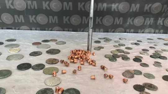 Buzdolabından gizlenmiş suikast silahı ve 688 adet sikke ele geçirildi