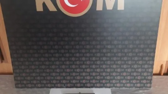 Buzdolabından gizlenmiş suikast silahı ve 688 adet sikke ele geçirildi