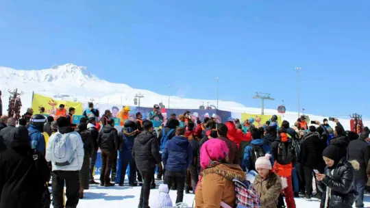 En fazla sucuk ekmeği yemek için yarıştılar