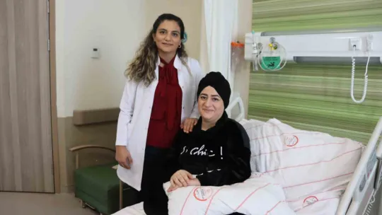 Enkazdan kurtarılan öğretmen öğrencilerine kavuşmak için gün sayıyor