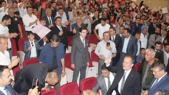 Erbakan: 'CHP'li belediyeler yüzünden 'büyükşehir' denilince akla üç şey gelmeye başladı: çöp, çamur, çukur'
