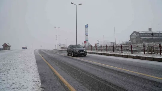 Erciyes'e lapa lapa kar yağdı