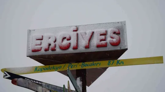 Erciyes'e lapa lapa kar yağdı