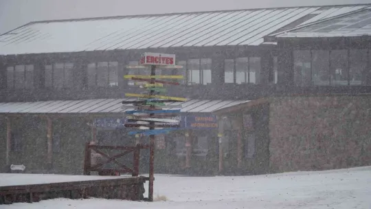 Erciyes'e lapa lapa kar yağdı