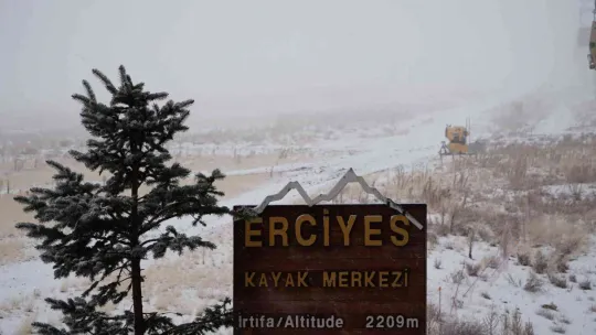 Erciyes'e lapa lapa kar yağdı