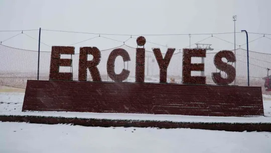 Erciyes'e lapa lapa kar yağdı