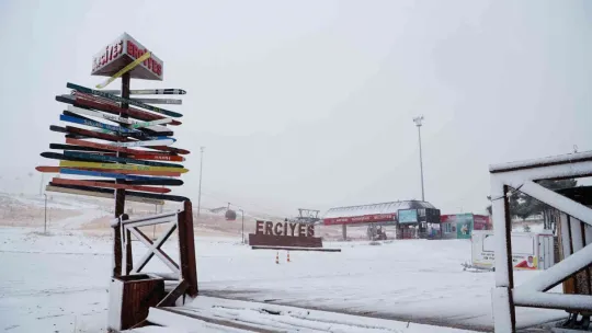 Erciyes'e lapa lapa kar yağdı