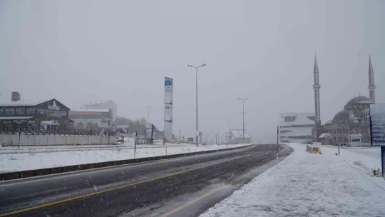 Erciyes'e lapa lapa kar yağdı