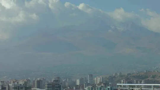 Erciyes'e mevsimin ilk karı yağdı