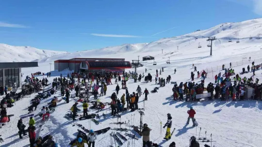 Erciyes'e ziyaretçi akını, hafta sonunda 85 bin kişi ziyaret etti