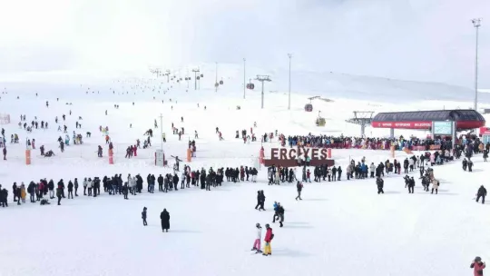 Erciyes'e ziyaretçi akını, hafta sonunda 85 bin kişi ziyaret etti