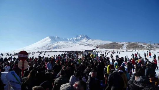 Erciyes'te hafta sonu 'iğne atsan yere düşmüyor'