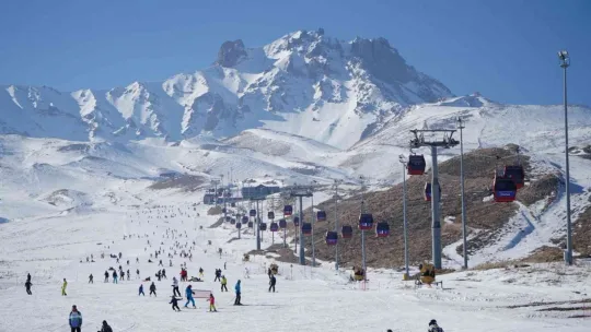 Erciyes'te hafta sonu 'iğne atsan yere düşmüyor'