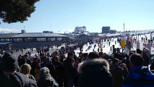 Erciyes'te hafta sonu 'iğne atsan yere düşmüyor'