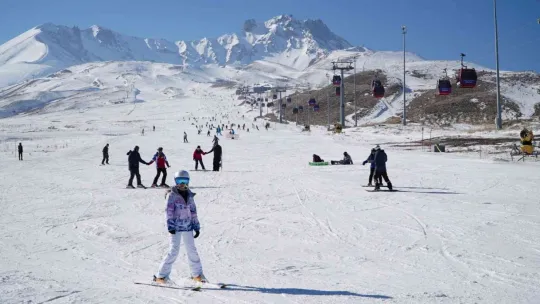 Erciyes'te hafta sonu 'iğne atsan yere düşmüyor'
