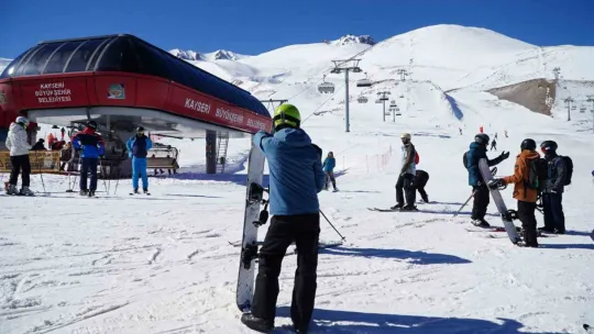 Erciyes hafta sonu 125 bin turist ağırladı