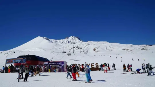Erciyes hafta sonu 125 bin turist ağırladı