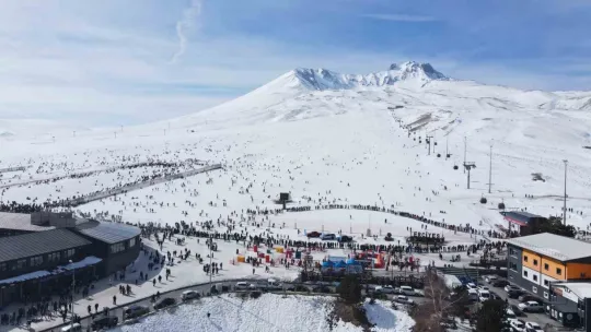 Erciyes hafta sonu 125 bin turist ağırladı