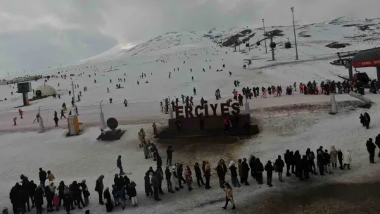 Erciyes hafta sonu turist akınına uğradı