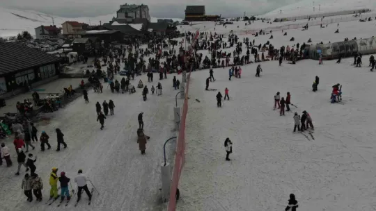 Erciyes hafta sonu turist akınına uğradı