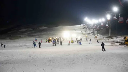 Erciyes'te 2024 meşaleler ile karşılandı