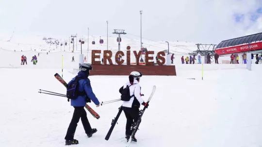 Erciyes'te baharda kayak heyecanı