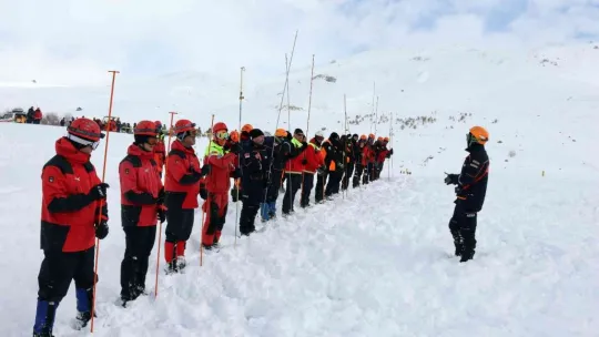 Erciyes'te gerçeğini aratmayan çığ tatbikatı