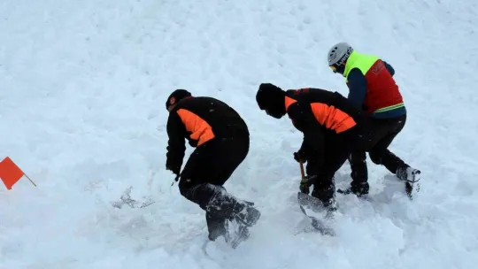Erciyes'te gerçeğini aratmayan çığ tatbikatı