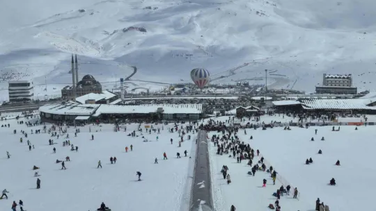 Erciyes'te kar altında Ferhat Göçer Konseri